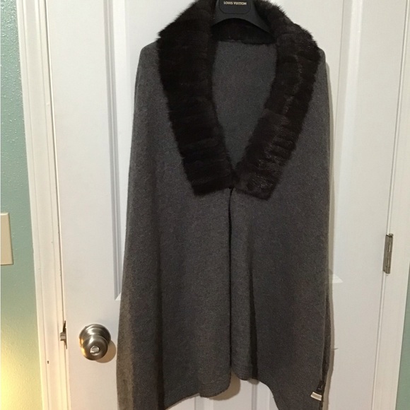 GORGEOUS Cashmere Cape/Shawl w/Real Animal Fur Not Sure What Kind.Beautiful - Picture 2 of 7